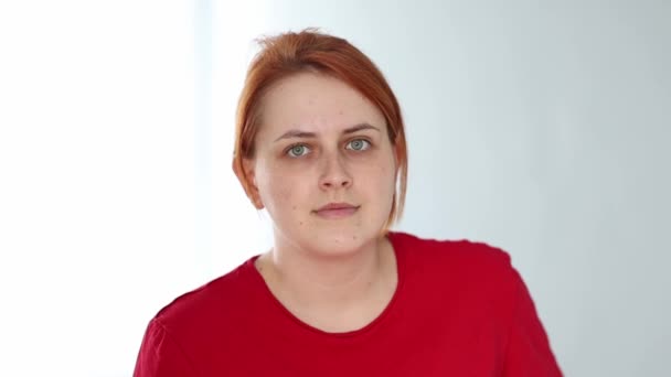 Komoly, vörös hajú kaukázusi fiatal nő portréja. — Stock videók