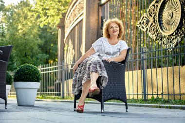 50 yıl boyunca kaldırımdaki kafede oturan bir kadın..