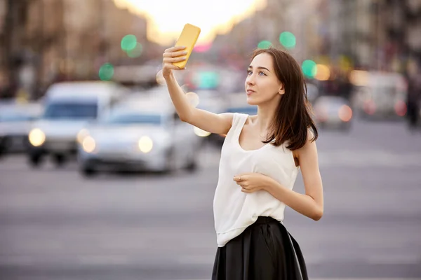 Kobieta blogger wideo używa smartfona do zgłaszania się z ulicy miasta. — Zdjęcie stockowe