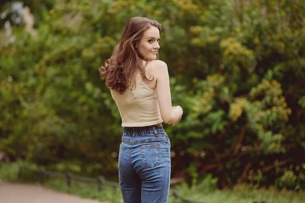 Lachende vrolijke vrouw loopt buiten in de zomer. — Stockfoto