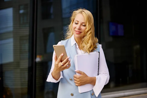 Woman in business suit makes video call outside. — Stock Photo, Image