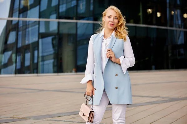 Financial advisor in business suit stands near office center. — Stock Photo, Image