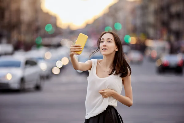 Λεπτή νεαρή γυναίκα παίρνει selfie κατά τη διάρκεια περπάτημα. — Φωτογραφία Αρχείου