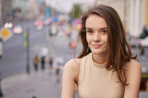 Retrato de chica adolescente caucásica en la calle durante el día. —  Fotos de Stock