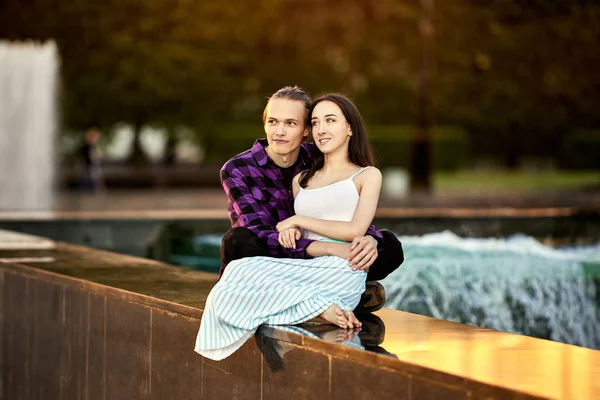 Par har datum i parken nära fontänen. — Stockfoto