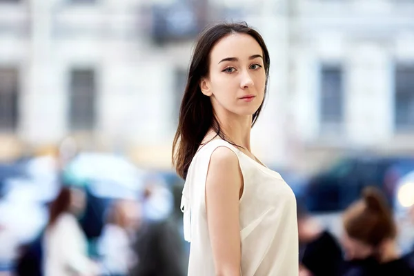 Mujer blanca se encuentra en el centro de la ciudad en el día de verano. — Foto de Stock