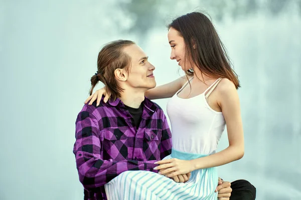 Casal tem data e abraços perto da fonte. — Fotografia de Stock