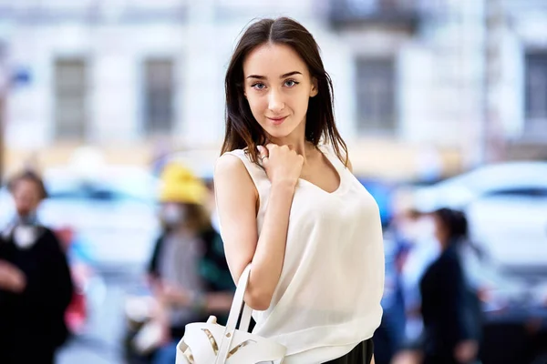 Slanke vrouw met zwart haar wandelingen in het centrum. — Stockfoto