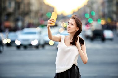 Blogcu dışarıda telefonla video görüşmesi yapıyor.