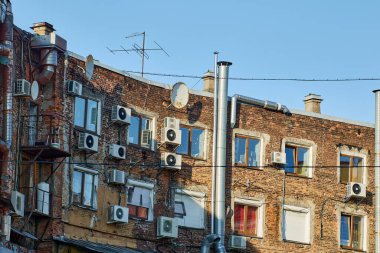 Klimalı ve kapüşonlu bina duvarı..