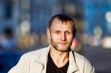 Açık havada sakallı Avrupalı genç bir adam..