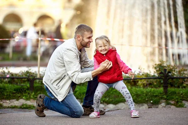 Father is playing with happy little girl outdoors. — Stock Photo, Image
