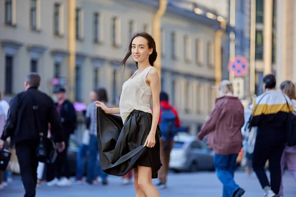 Genadige vrouw danst in menigte op straat. — Stockfoto