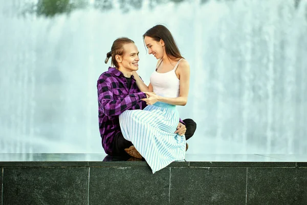 Ευτυχισμένο ζευγάρι έχουν ημερομηνία κοντά στο σιντριβάνι στο πάρκο. — Φωτογραφία Αρχείου
