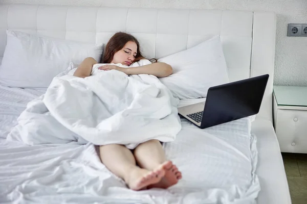 Evde uzaktan kumandayla çalışan genç bir kadın, internetten iş görüşmesinde uyuyakaldı.. — Stok fotoğraf