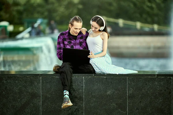若いですカップルはロマンチックなデート中に屋外ノートパソコンを使用します — ストック写真
