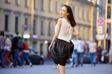 Kalabalık caddede 18 yaşında bir kadın..