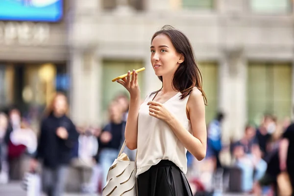 Smal kvinna på trångt gatusamtal per telefon. — Stockfoto