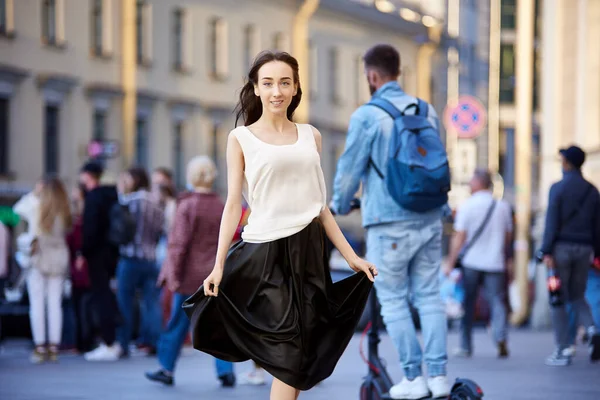 Slanke vrouw 18 jaar oud dansen op drukke straat. Stockfoto