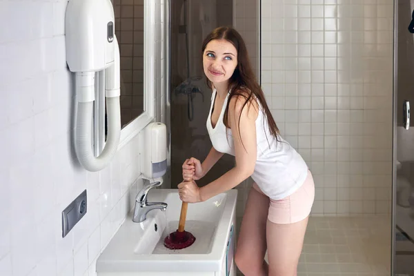 Lavabo de lavabo de baño de limpieza de mujer con émbolo. —  Fotos de Stock