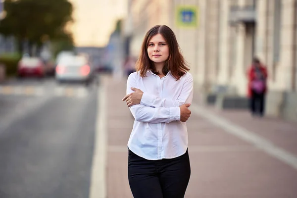 静かな街の路上で孤独な若い女性の肖像. — ストック写真