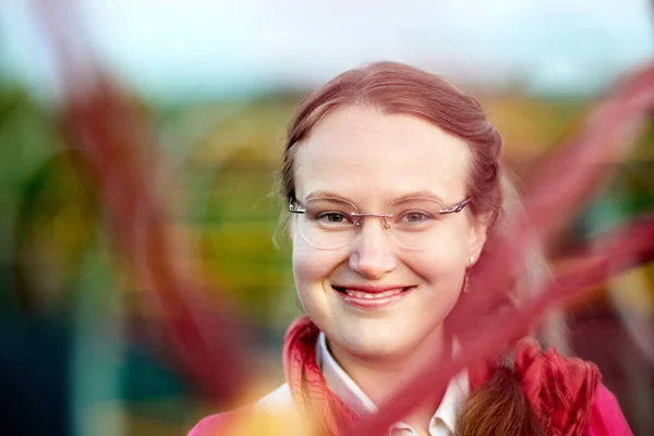 Portret van een lachende jonge Europese vrouw met een diopterbril. — Stockfoto