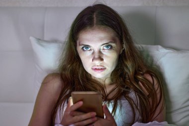 Bunalımlı kadın uyumadan önce telefonda konuşur..