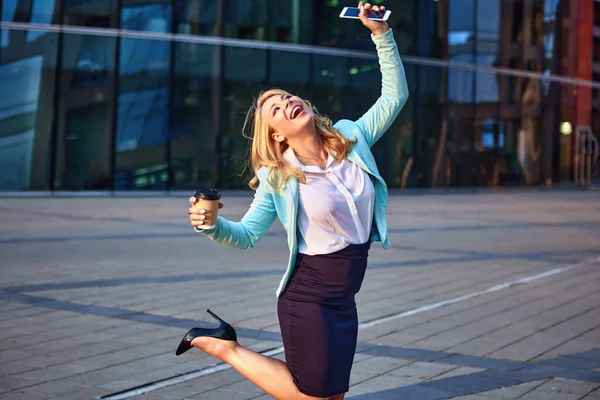 Щаслива експресивна жінка-менеджер стоїть біля офісної будівлі . — стокове фото