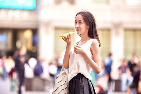 Élégante jeune femme discute par smartphone en plein air. — Photo