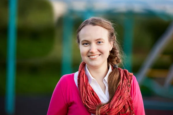 Portret van een gelukkige blanke vrouw die buiten loopt. — Stockfoto