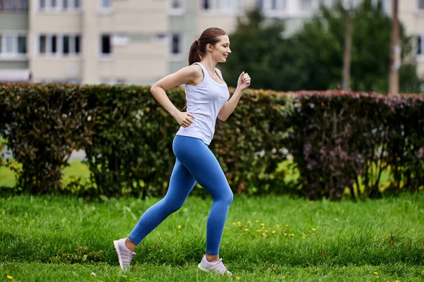Jogging por mulher branca no parque público. — Fotografia de Stock