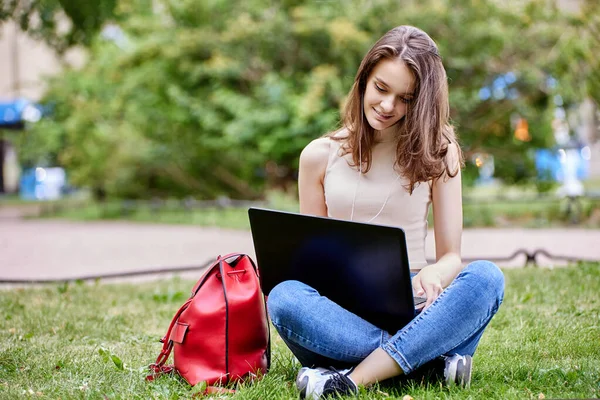 Online-Bildung mit Laptop von eleganter weißer Frau im Freien. — Stockfoto