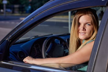 32 yaşındaki beyaz kadın sürücü araba kullanıyor..