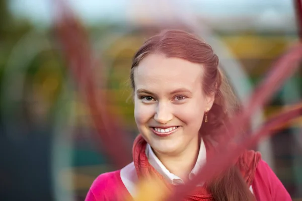 Porträtt av leende vit kvinna 34 år gammal utomhus. — Stockfoto