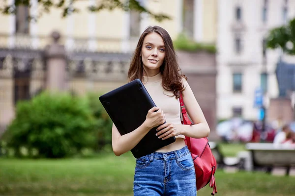 Inschrijving staat buiten met laptop in handen. Rechtenvrije Stockafbeeldingen