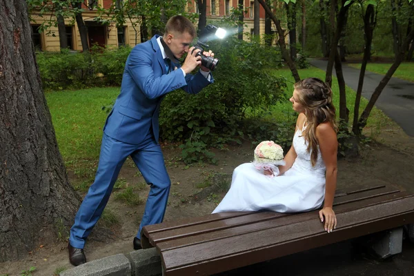 Wedding photo shoot, a newlywed with a camera, take pictures bri — Stock Photo, Image