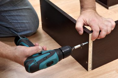 woodworker Sunta Akülü tornavida kullanarak yapılan mobilya montajı.