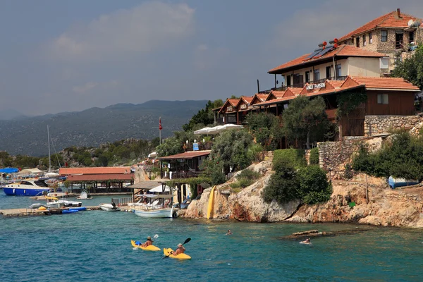 Kayak turistico vicino all'isola di Kekova e villaggi Kalekoy, Antalya, Turchia — Foto Stock