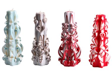 Dört renkli mum el yapımı kümesi oyulmuş, beyaz.