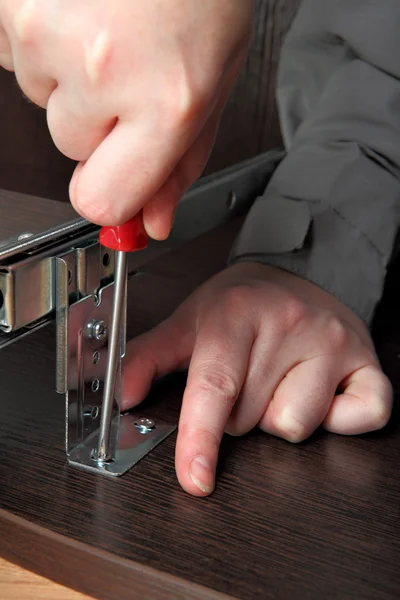 Montaje de muebles, Instalación de bandeja para teclado carril deslizante cajón . — Foto de Stock