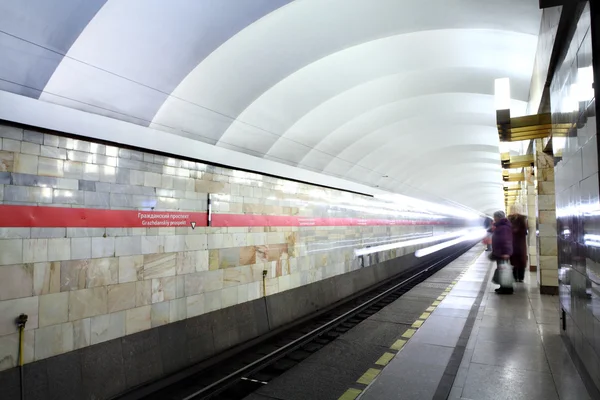 Russland, st. petersburg, passagiere stehen auf dem bahnsteig u-bahnstation. — Stockfoto