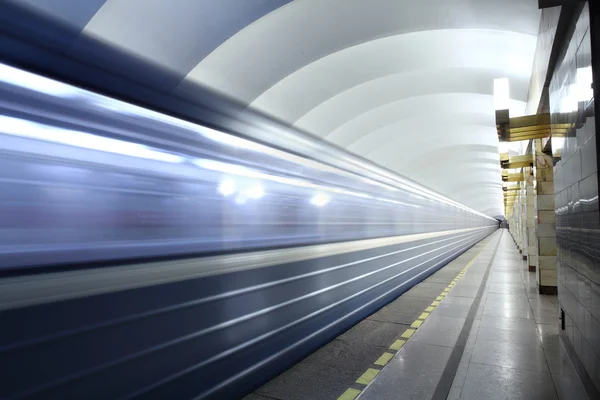 Publicznego transportu pasażerskiego, stacji metra, pociąg odjeżdża z peronu metra. — Zdjęcie stockowe