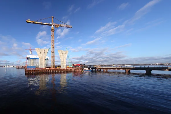 Bouwplaats op platform omgeven door water, tuibrug brug. — Stockfoto