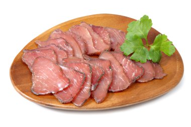 Jamon ahşap plaka üzerinde beyaz dilimlenmiş domuz eti tedavi.
