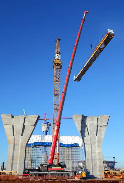 Configurando um guindaste de torre no canteiro de obras . — Fotografia de Stock