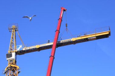 Yüksek irtifa iş, inşaat Vinçler Mobil vinç yardımıyla yüklenmesi.