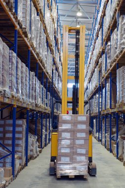 Palet forklifti dar koridor malların ambar seyahat.