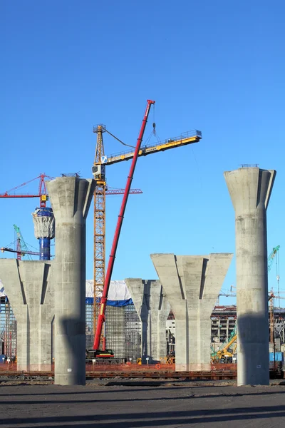 Pólos de concreto armado da ponte a ser construída . — Fotografia de Stock