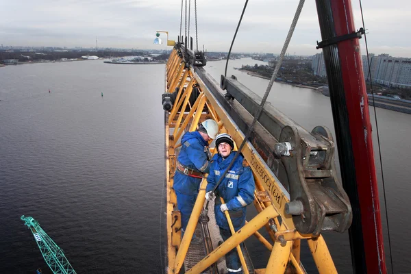 Guindaste de torre de console de trabalho de instalação de alta altitude . — Fotografia de Stock