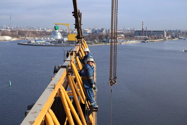 Steeplejacking trabaja en la instalación de la consola de trabajo grúa torre —  Fotos de Stock